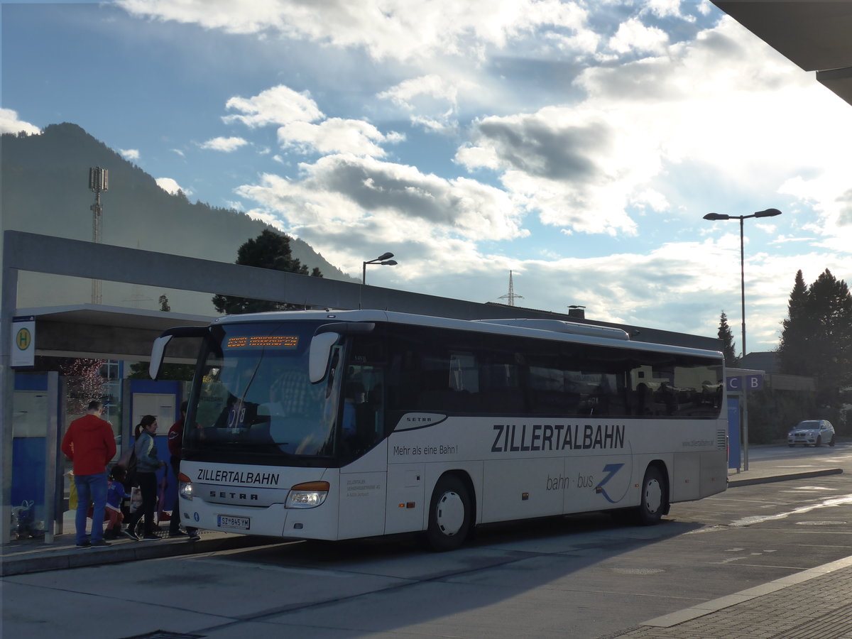 (175'882) - ZVB Jenbach - SZ 845 YM - Setra am 18. Oktober 2016 beim Bahnhof Jenbach