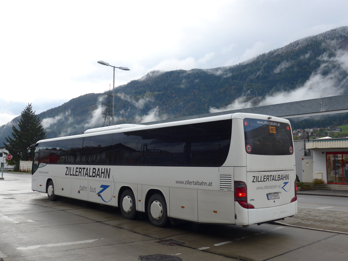 (176'004) - ZVB Jenbach - SZ 116 AY - Setra am 20. Oktober 2016 beim Bahnhof Jenbach