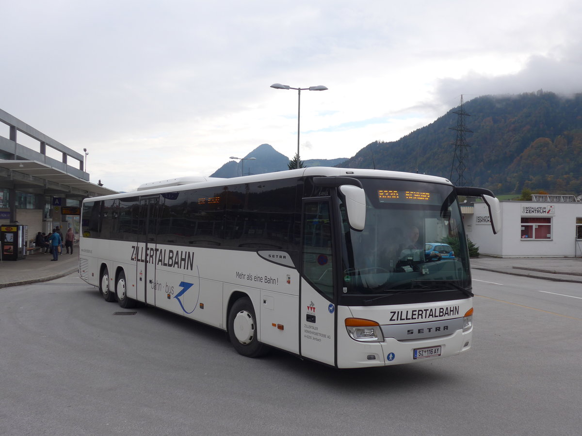 (176'117) - ZVB Jenbach - SZ 116 AY - Setra am 21. Oktober 2016 beim Bahnhof Jenbach