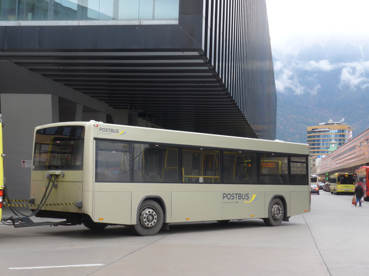 (176'157) - PostBus - PT 12'404 - Lanz+Marti/Hess Personenanhnger am 21. Oktober 2016 beim Bahnhof Innsbruck