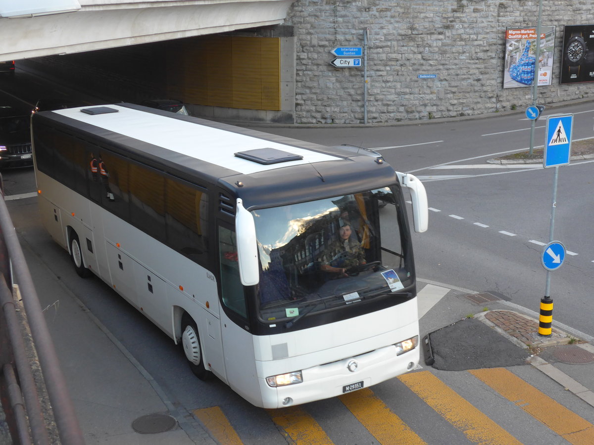 (176'199) - Schweizer Armee - M+29'351 - Irisbus am 21. Oktober 2016 in Thun, Allmendstrasse