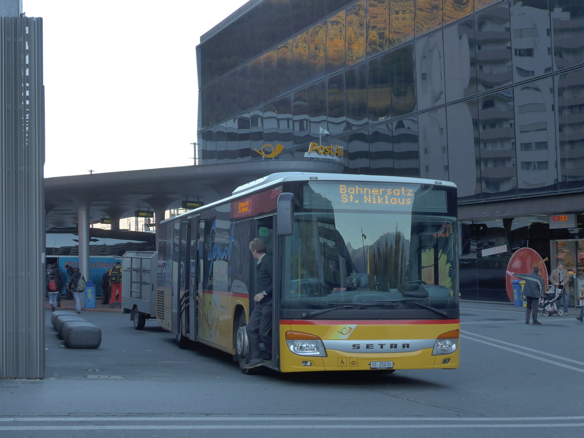 (176'352) - PostAuto Wallis - VS 25'030 - Setra (ex Anthamatten, Saas-Almagell) am 30. Oktober 2016 beim Bahnhof Visp