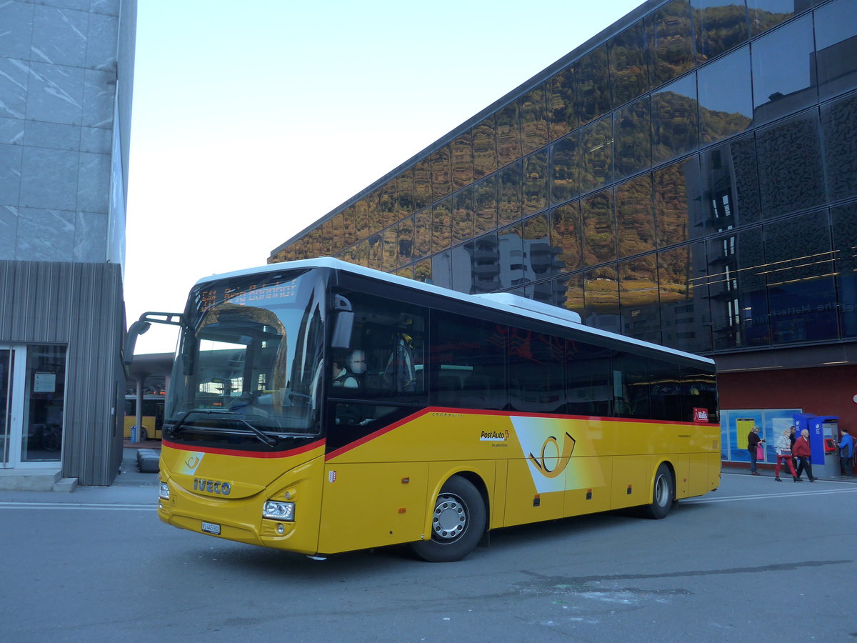 (176'367) - PostAuto Wallis - VS 445'902 - Iveco am 30. Oktober 2016 beim Bahnhof Visp