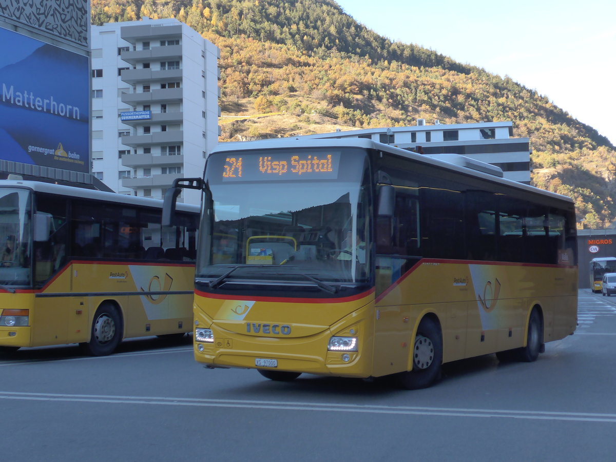 (176'370) - BUS-trans, Visp - VS 97'000 - Iveco am 30. Oktober 2016 beim Bahnhof Visp