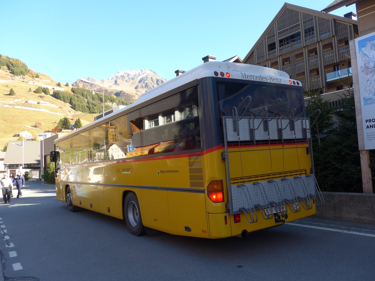 (176'414) - Mattli, Wassen - UR 9209 - Mercedes am 30. Oktober 2016 beim Bahnhof Andermatt