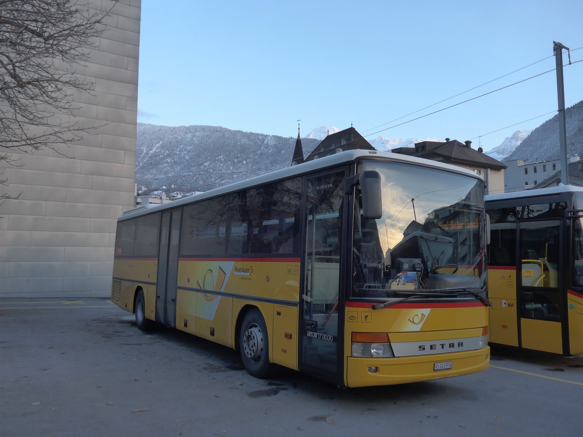 (176'638) - PostAuto Wallis - VS 241'976 - Setra am 12. November 2016 beim Bahnhof Brig