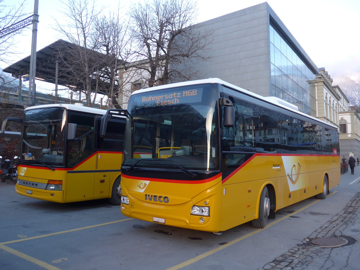 (176'640) - PostAuto Wallis - VS 445'911 - Iveco am 12. November 2016 beim Bahnhof Brig