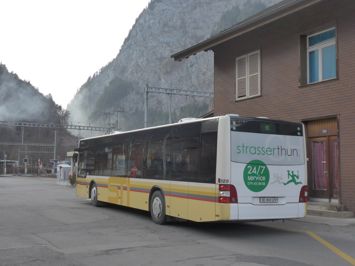 (176'770) - STI Thun - Nr. 129/BE 800'129 - MAN am 27. November 2016 beim Bahnhof Wimmis