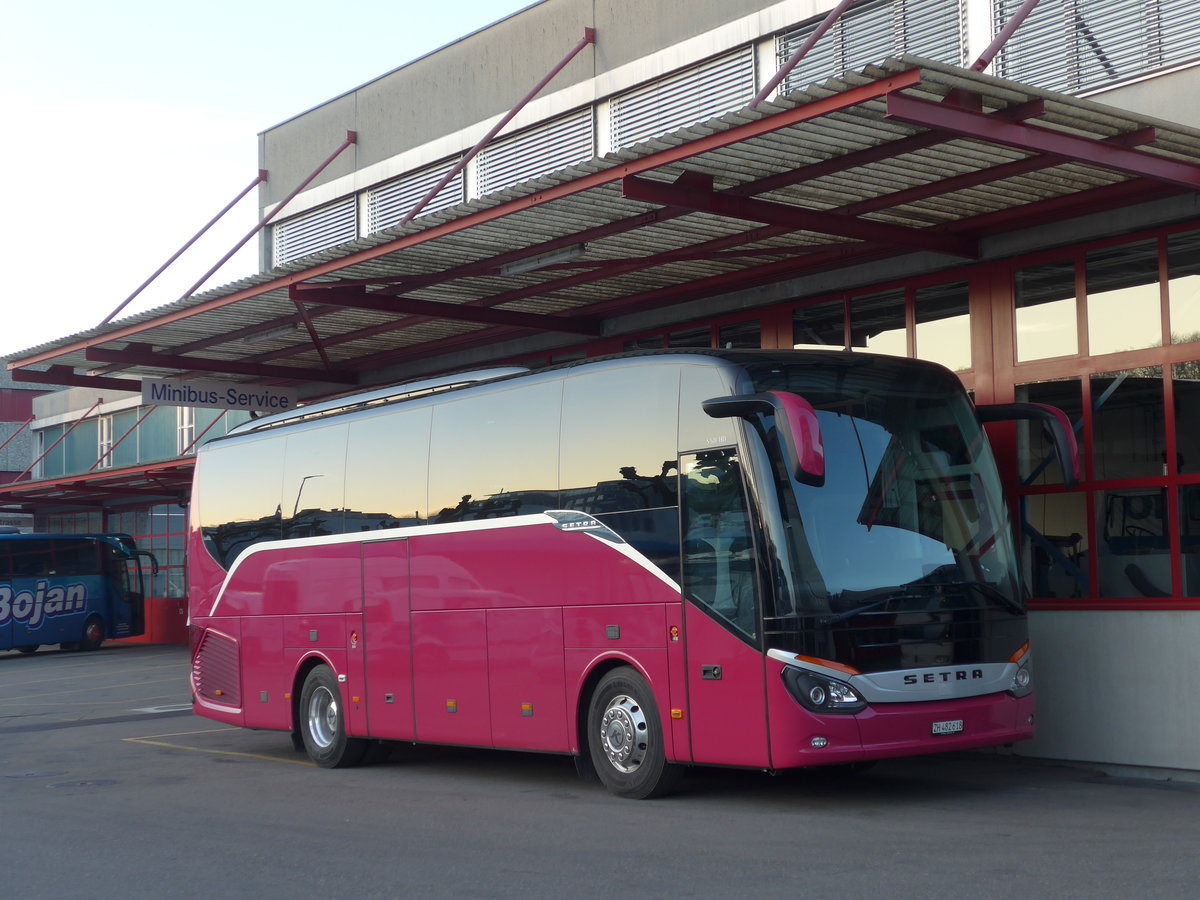 (176'987) - EvoBus, Kloten - ZH 482'618 - Setra am 6. Dezember 2016 in Kloten, EvoBus