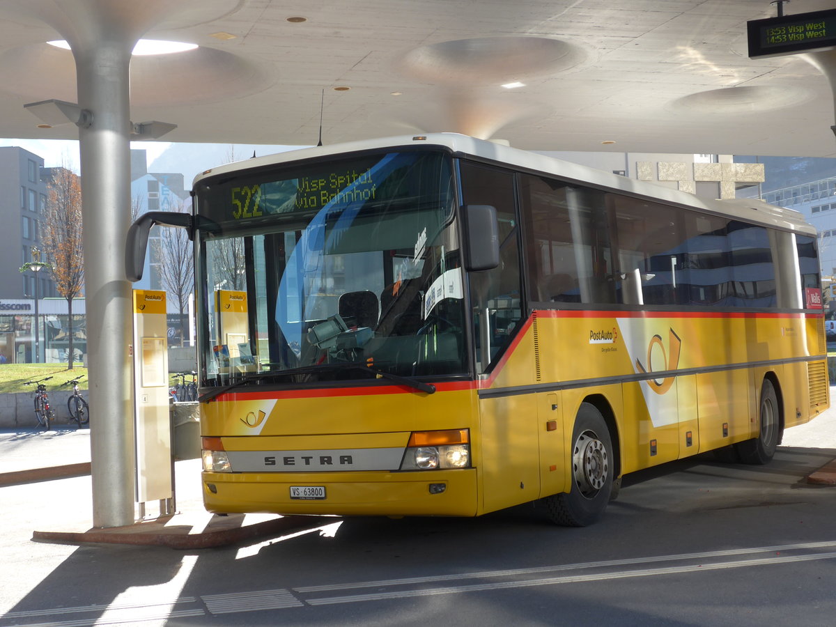 (177'037) - Autotour, Visp - VS 63'800 - Setra am 8. Dezember 2016 beim Bahnhof Visp