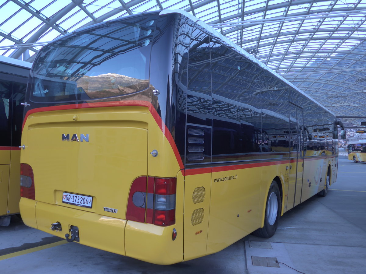 (177'053) - PostAuto Graubnden - GR 173'204 - MAN am 10. Dezember 2016 in Chur, Postautostation