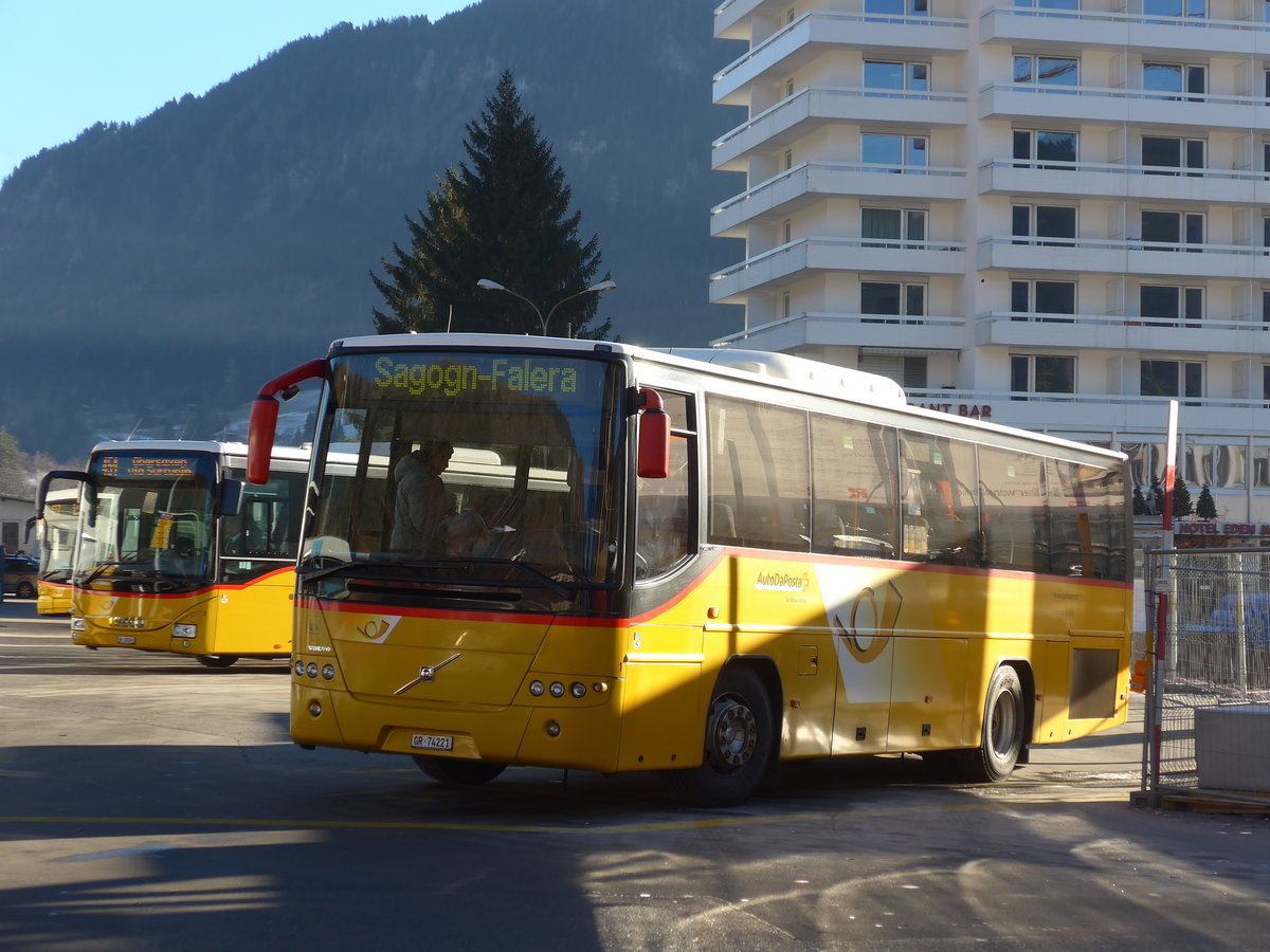 (177'088) - Fontana, Ilanz - Nr. 1/GR 74'221 - Volvo am 10. Dezember 2016 beim Bahnhof Ilanz