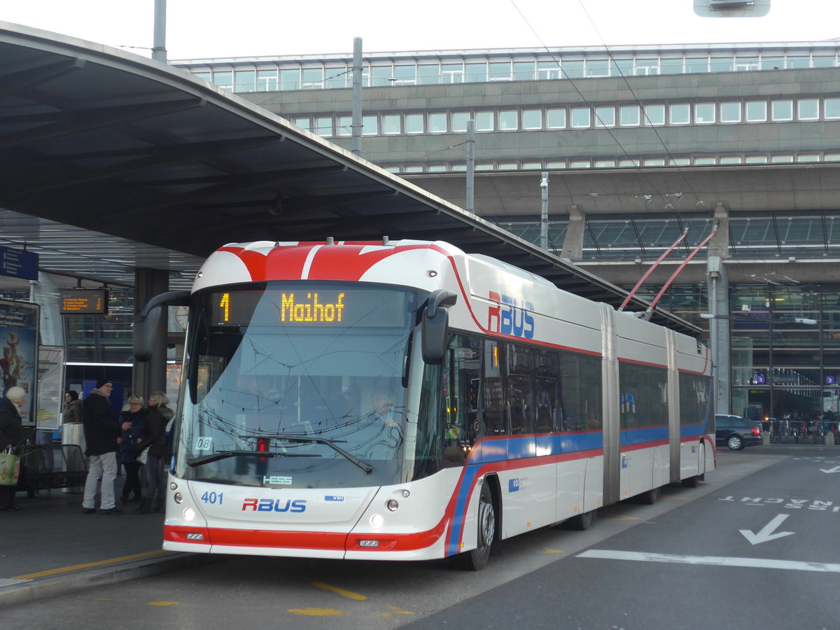 (177'129) - VBL Luzern - Nr. 401 - Hess/Hess Doppelgelenktrolleybus am 10. Dezember 2016 beim Bahnhof Luzern