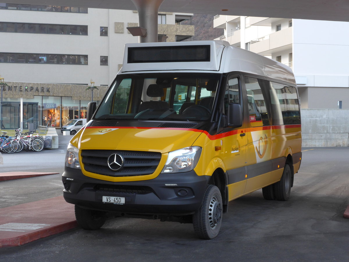 (177'344) - BUS-trans, Visp - VS 450 - Mercedes am 26. Dezember 2016 beim Bahnhof Visp