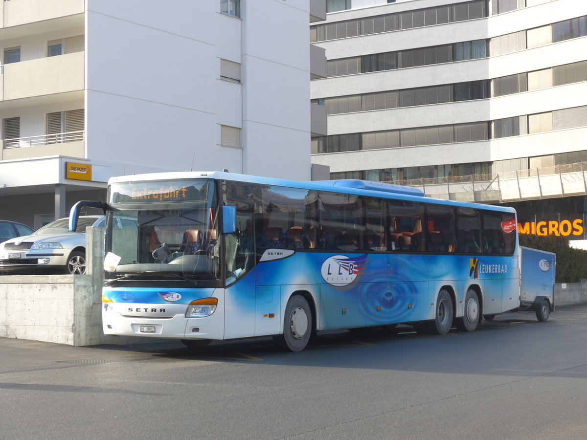 (177'375) - LLB Susten - Nr. 2/VS 38'002 - Setra am 26. Dezember 2016 beim Bahnhof Visp (Einsatz PostAuto)