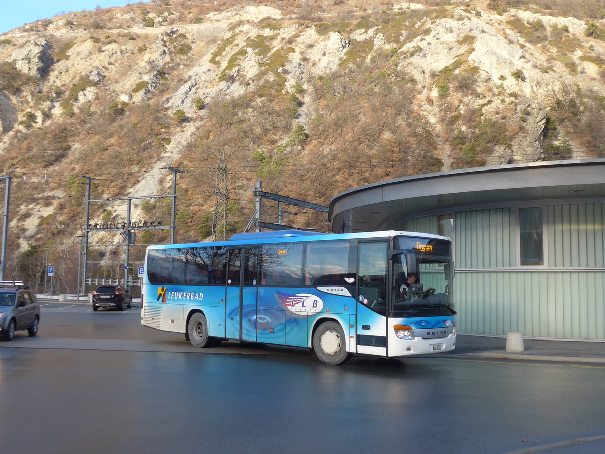 (177'399) - LLB Susten - Nr. 5/VS 38'005 - Setra am 26. Dezember 2016 beim Bahnhof Leuk