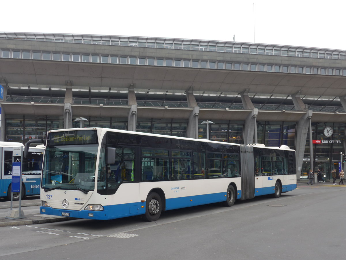 (177'468) - VBL Luzern - Nr. 137/LU 199'437 - Mercedes am 30. Dezember 2016 beim Bahnhof Luzern