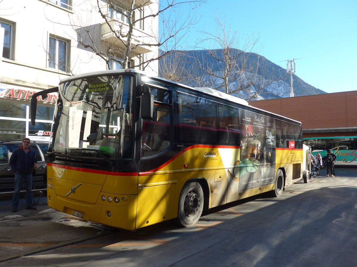 (178'127) - TSAR, Sierre - VS 45'635 - Volvo (ex Epiney, Ayer) am 21. Januar 2017 beim Bahnhof Sierre (prov. Haltestelle)