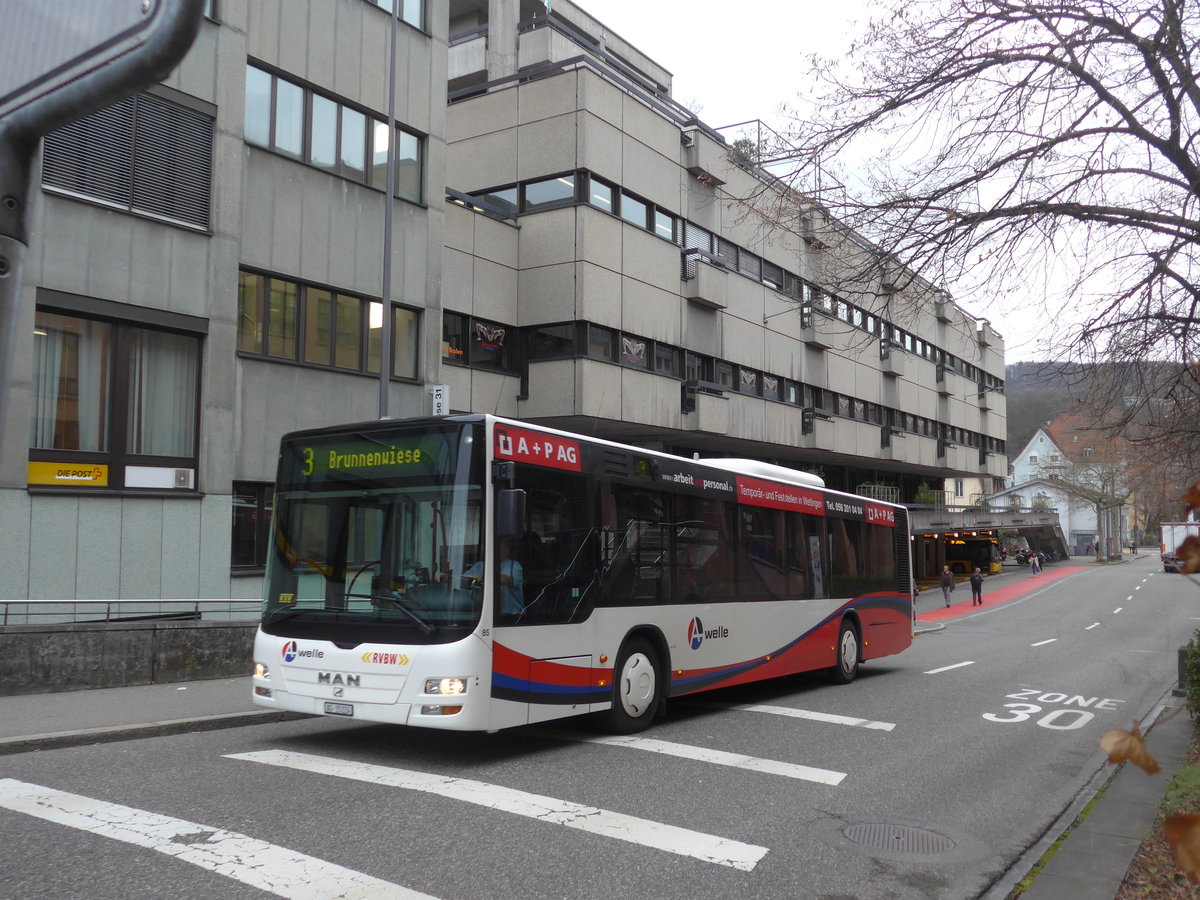 (179'002) - RVBW Wettingen - Nr. 85/AG 15'124 - MAN am 20. Mrz 2017 beim Bahnhof Baden