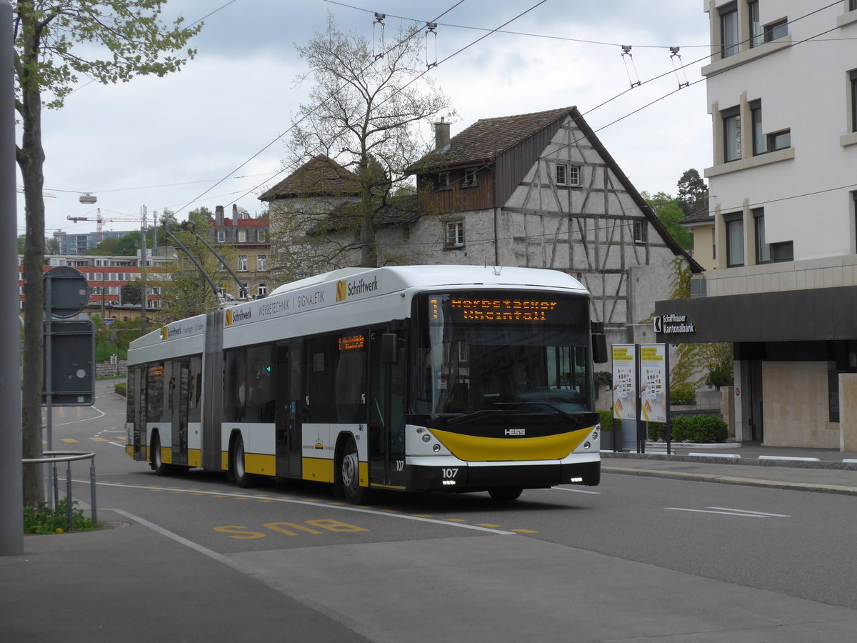 (179'690) - VBSH Schaffhausen - Nr. 107 - Hess/Hess Gelenktrolleybus am 17. April 2017 beim Bahnhof Schaffhausen