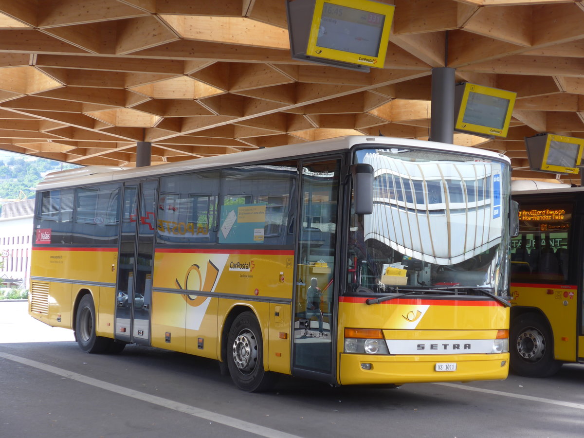 (179'962) - Evquoz, Erde - VS 1011 - Setra am 30. April 2017 beim Bahnhof Sion