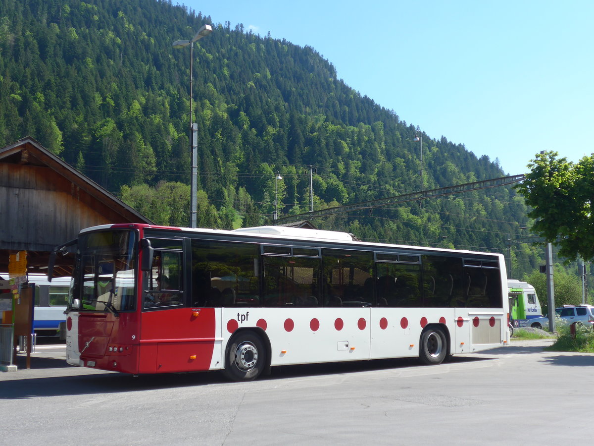 (180'794) - TPF Fribourg - Nr. 9/FR 300'316 - Volvo am 26. Mai 2017 beim Bahnhof Boltigen