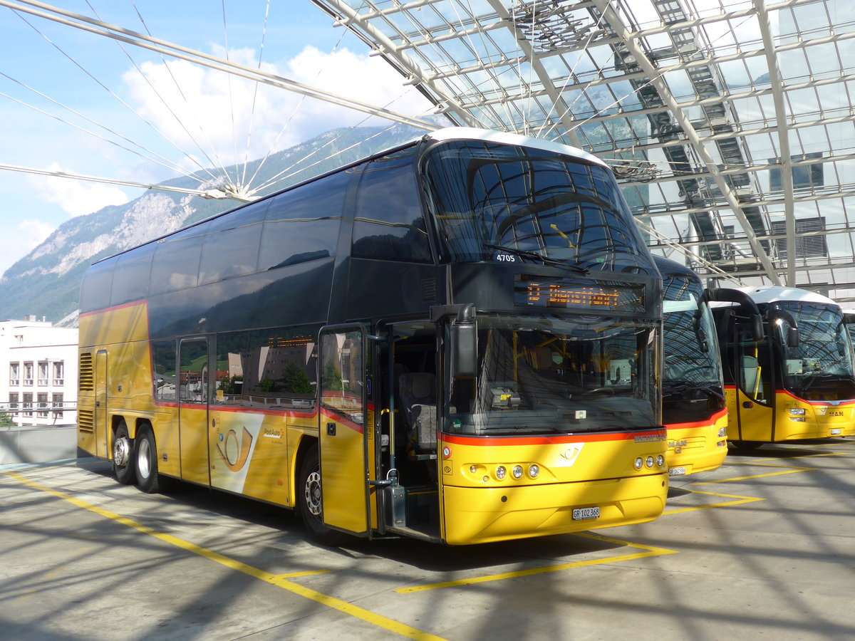 (181'111) - PostAuto Graubnden - GR 102'368 - Neoplan am 15. Juni 2017 in Chur, Postautostation