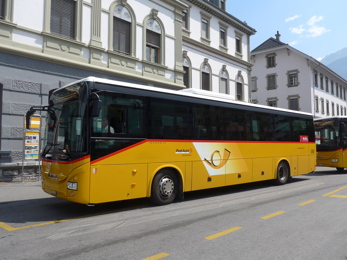 (181'321) - PostAuto Wallis - VS 441'407 - Iveco am 24. Juni 2017 beim Bahnhof Brig