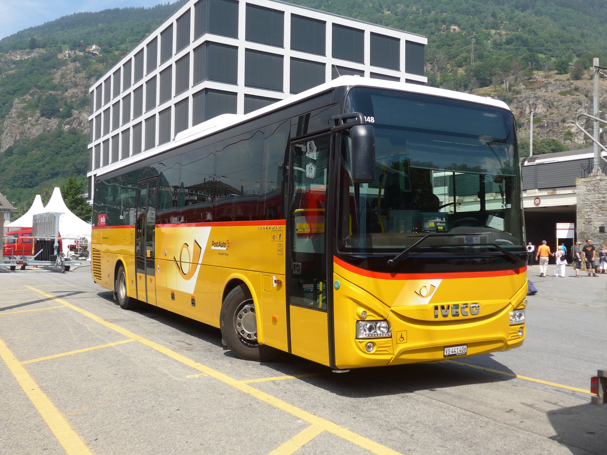 (181'325) - PostAuto Wallis - VS 441'406 - Iveco am 24. Juni 2017 beim Bahnhof Brig