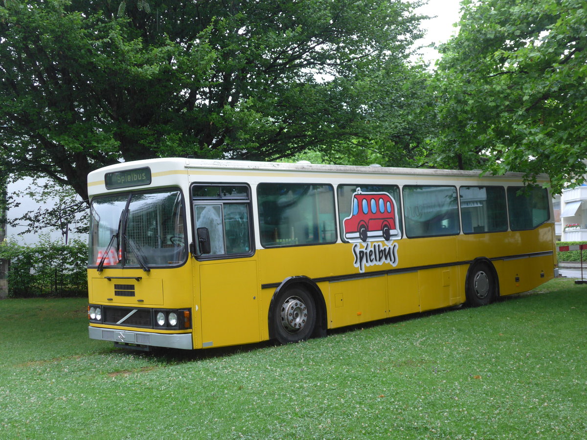 (181'723) - Kirchgemeinde, Steffisburg - Volvo/FHS (ex STI Thun Nr. 6; ex TSG Blumenstein Nr. 6) am 2. Juli 2017 in Steffisburg, Sonnenfeld