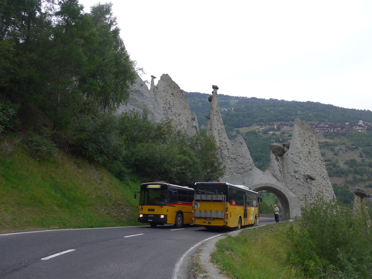 (181'823) - Oser, Brchen - VS 93'575 - NAW/Lauber (ex Epiney, Ayer) + PostAuto Wallis - Nr. 18/VS 365'408 - Irisbus am 9. Juli 2017 in Euseigne, Pyramides