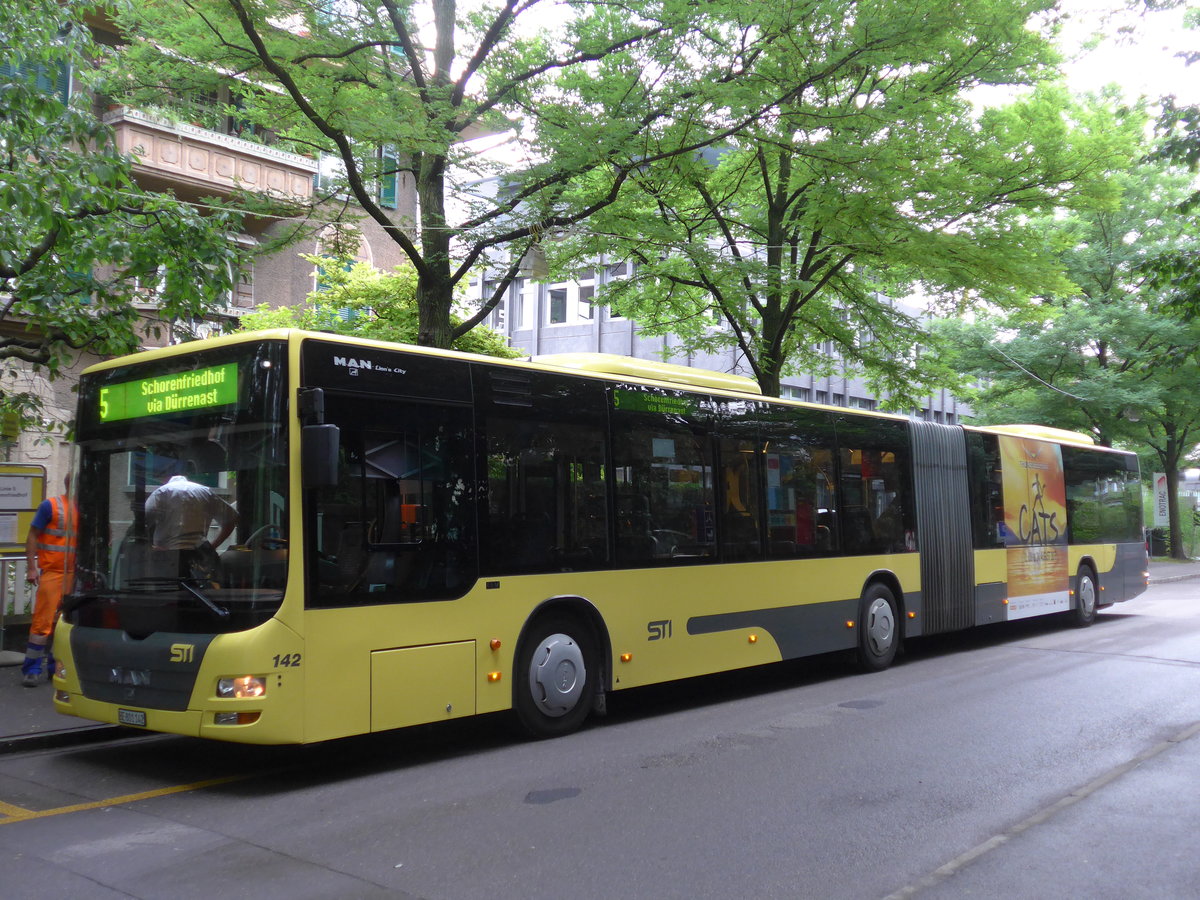 (181'897) - STI Thun - Nr. 142/BE 801'142 - MAN am 10. Juli 2017 beim Bahnhof Thun (prov. Haltestelle)