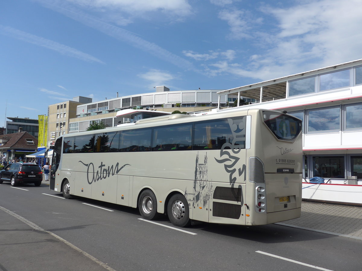 (182'466) - Aus England: Astons, Worcester - YT62 JBY - Scania am 31. Juli 2017 bei der Schifflndte Thun