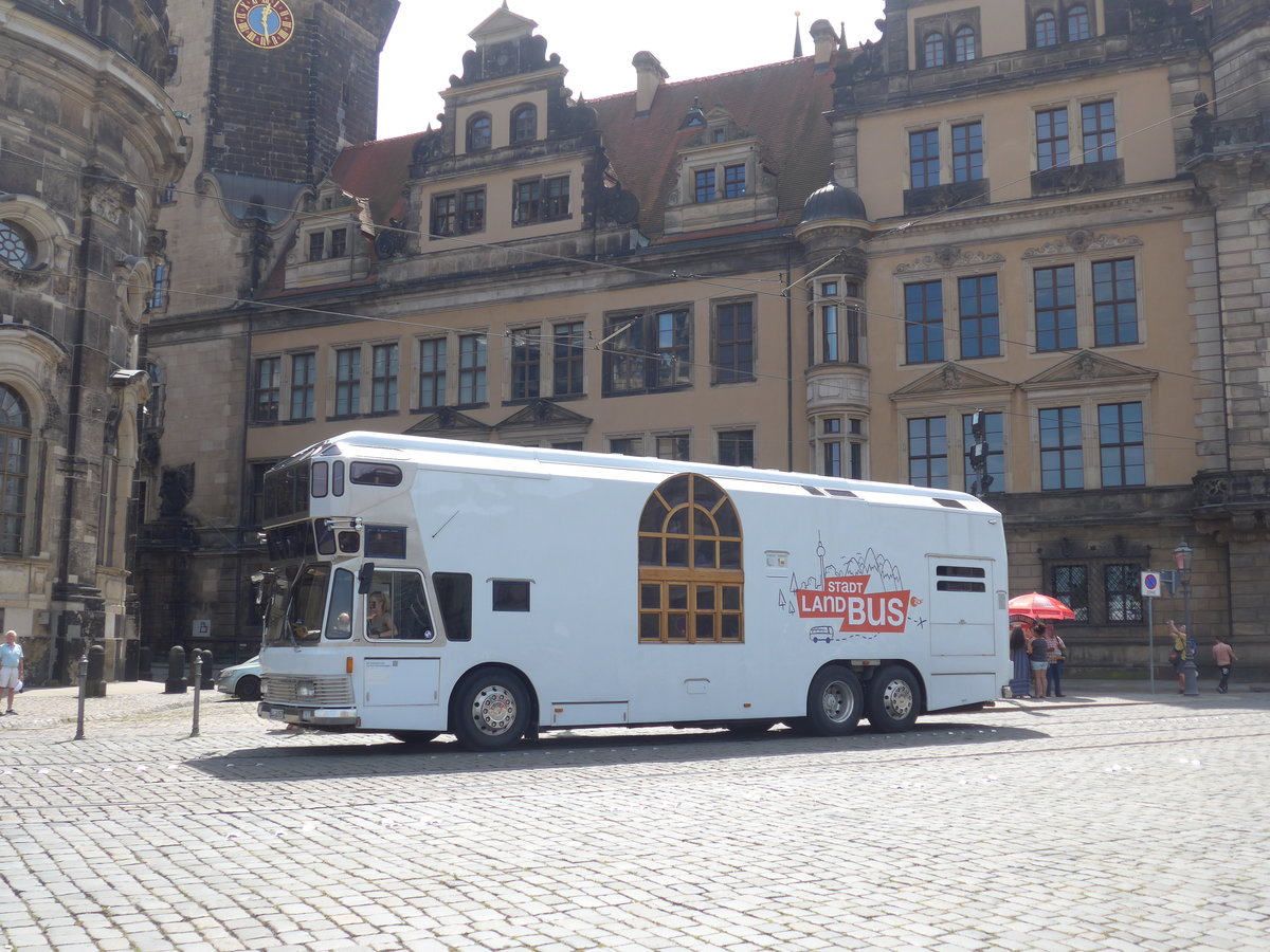 (182'898) - Roadyachting, Kaufering - LL-B 857 - Neoplan am 8. August 2017 in Dresden, Theaterplatz