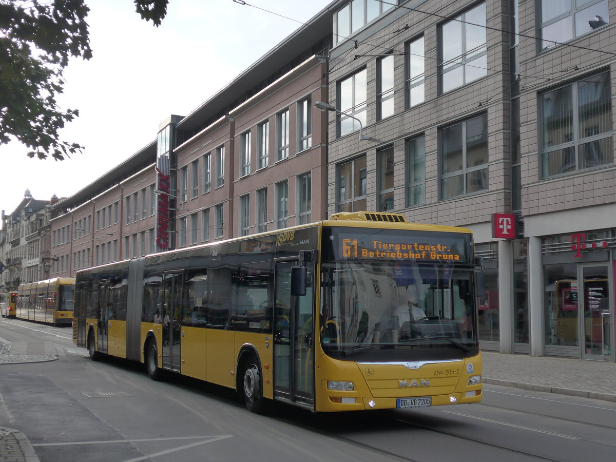 (183'162) - DVB Dresden - Nr. 454'205/DD-VB 7205 - MAN am 9. August 2017 in Dresden, Schillerplatz