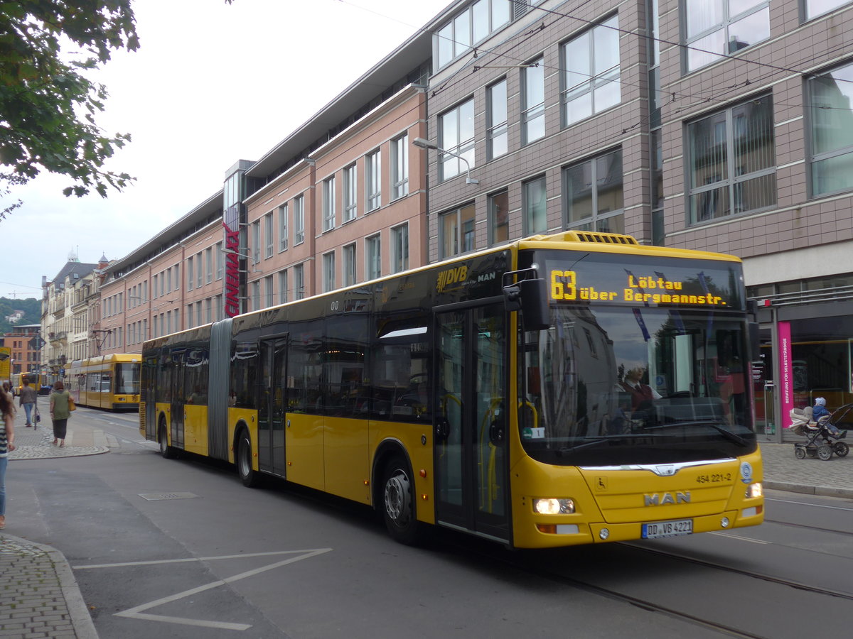 (183'172) - DVB Dresden - Nr. 454'221/DD-VB 4221 - MAN am 9. August 2017 in Dresden, Schillerplatz