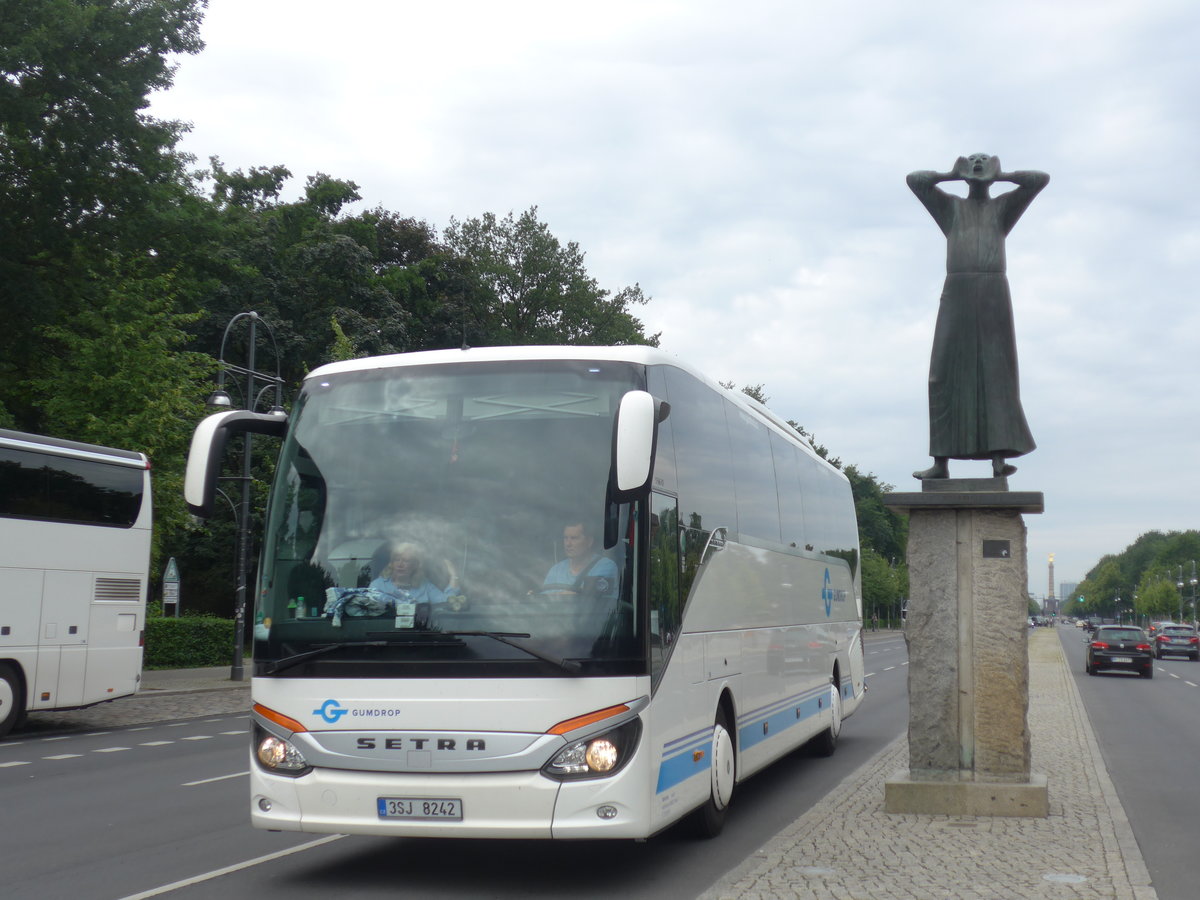 (183'275) - Aus Tschechien: Gumdrop, Praha - 3SJ 8242 - Setra am 10. August 2017 in Berlin, Brandenburger Tor