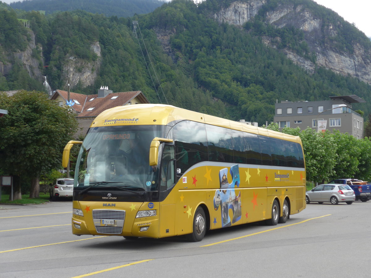 (183'640) - Aus Spanien: Europamundo, Madrid - Nr. 121/7353 HDR - MAN/Tata-Hispano am 19. August 2017 in Meiringen, Postautostation