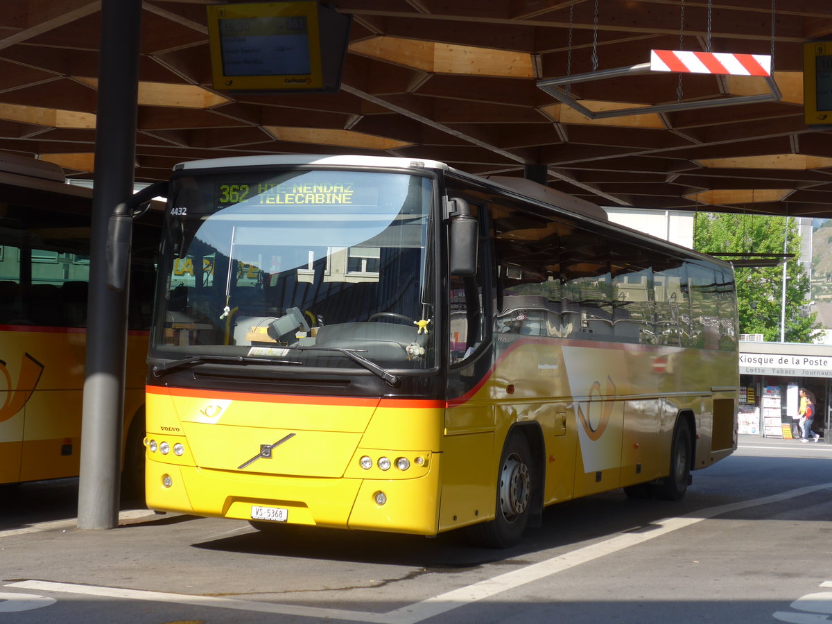 (184'143) - Lathion, Sion - Nr. 14/VS 5368 - Volvo am 25. August 2017 beim Bahnhof Sion