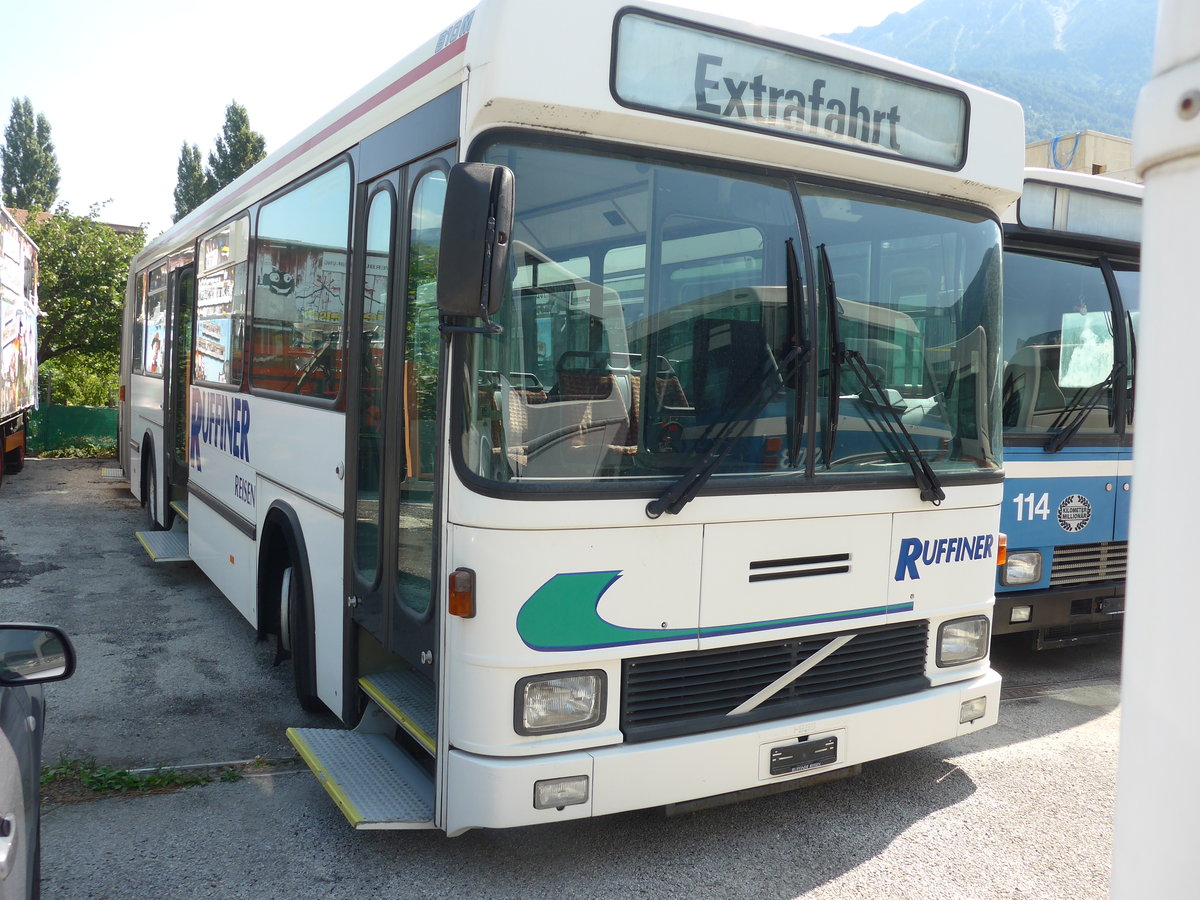 (184'199) - Ruffiner, Turtmann - Volvo/Hess (ex SB Schaffhausen Nr. 10; ex RVSH Schaffhausen Nr. 10; ex ASS Schleitheim Nr. 10; ex ASS Schleitheim Nr. 20) am 25. August 2017 in Turtmann, Garage