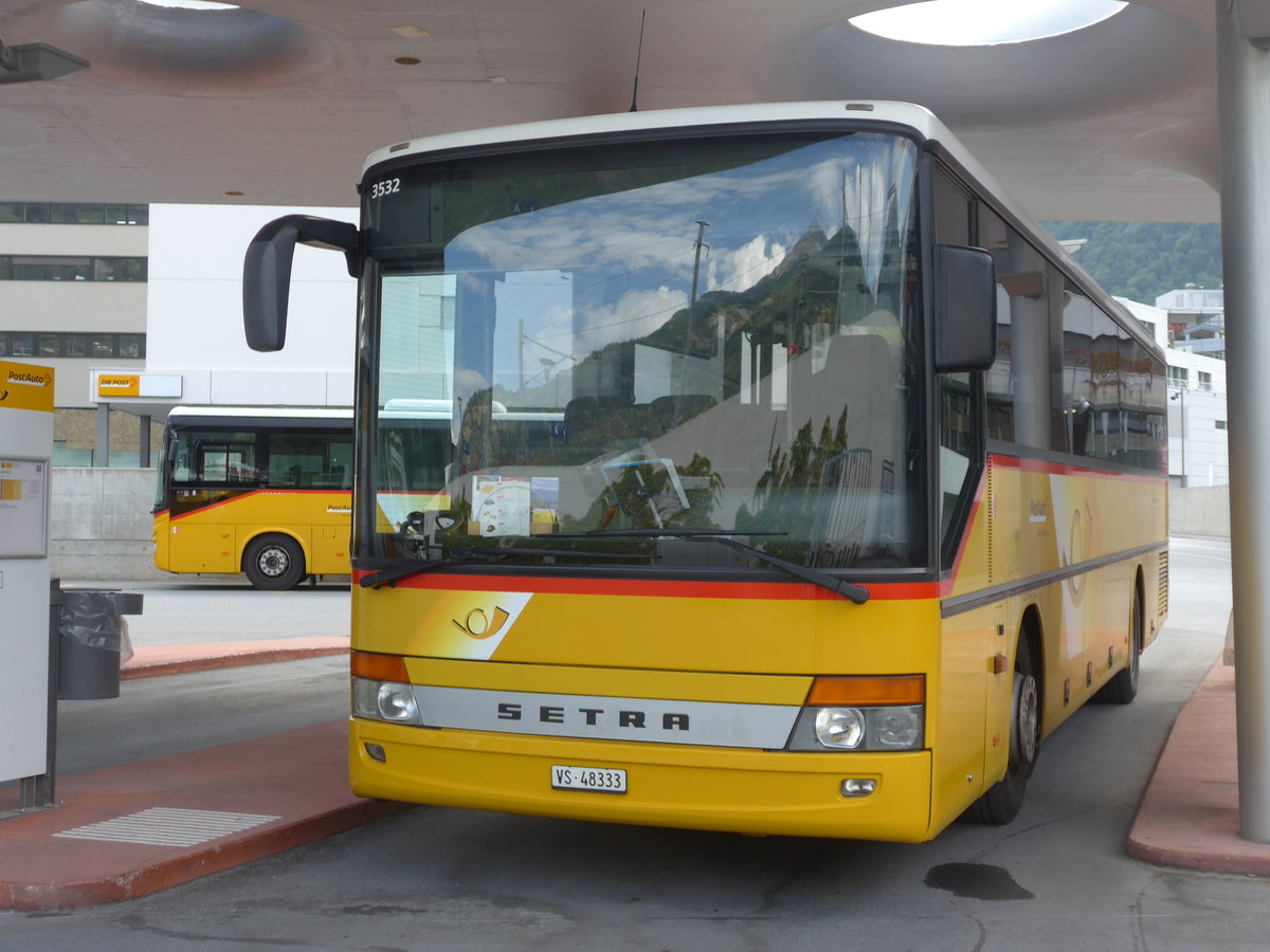 (184'240) - Autotour, Visp - VS 48'333 - Setra am 25. August 2017 beim Bahnhof Visp