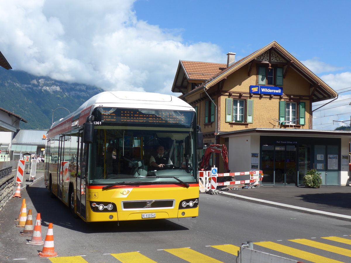 (184'566) - PostAuto Bern - BE 610'542 - Volvo am 3. September 2017 beim Bahnhof Wilderswil