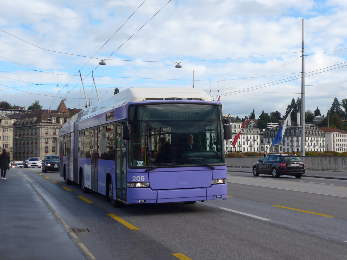 (185'141) - VBL Luzern - Nr. 206 - Hess/Hess Gelenktrolleybus am 18. September 2017 in Luzern, Bahnhofbrcke