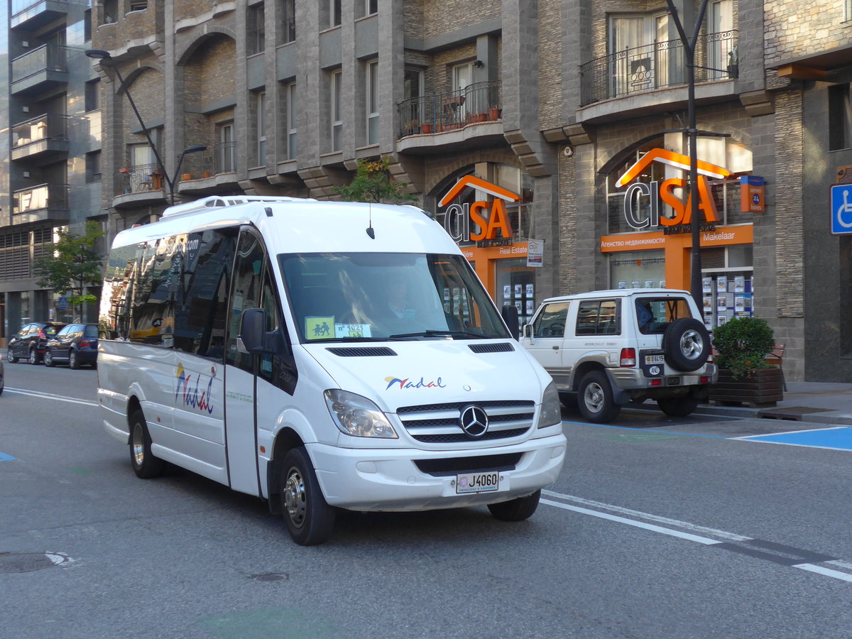 (185'415) - Nadal, Andorra la Vella - J4060 - Mercedes am 27. September 2017 in La Massana, Les Entrades