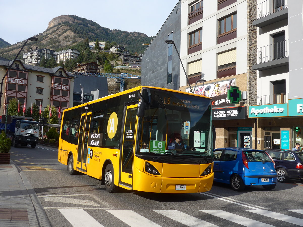 (185'558) - CIA Andorra la Vella - J5414 - UNVI am 28. September 2017 in La Massana, Centre de la Vila