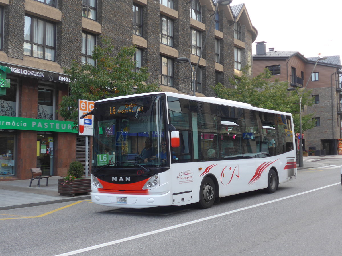 (185'572) - CIA Andorra la Vella - J0017 - MAN am 28. September 2017 in La Massana, Les Entrades