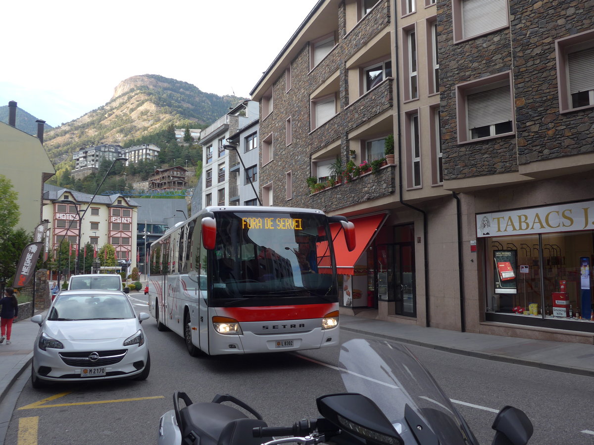 (185'591) - CIA Andorra la Vella - L8302 - Setra am 28. September 2017 in La Massana, Centre de la Vila