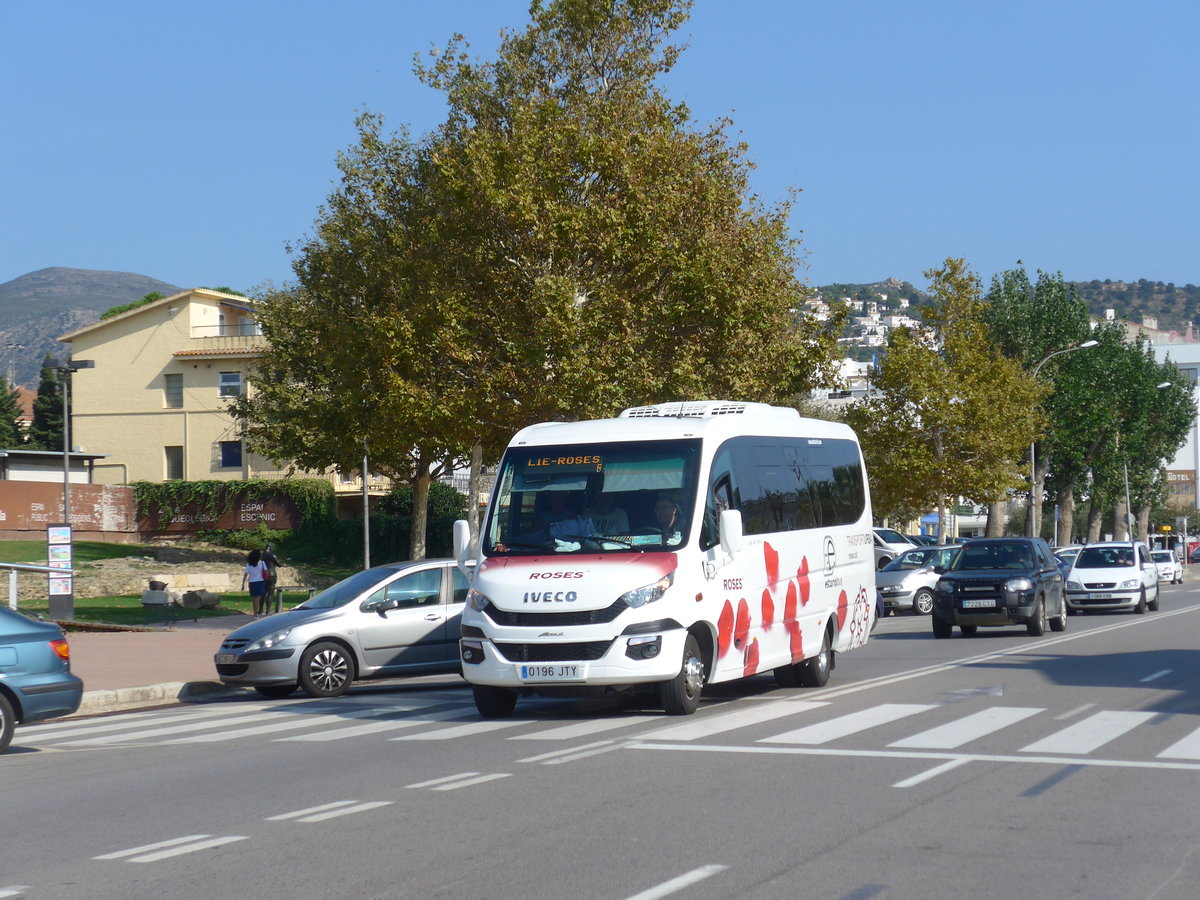 (185'652) - Transport urb, Roses - Nr. 24/0196 JTY - Iveco am 29. September 2017 in Roses, Ciutadella