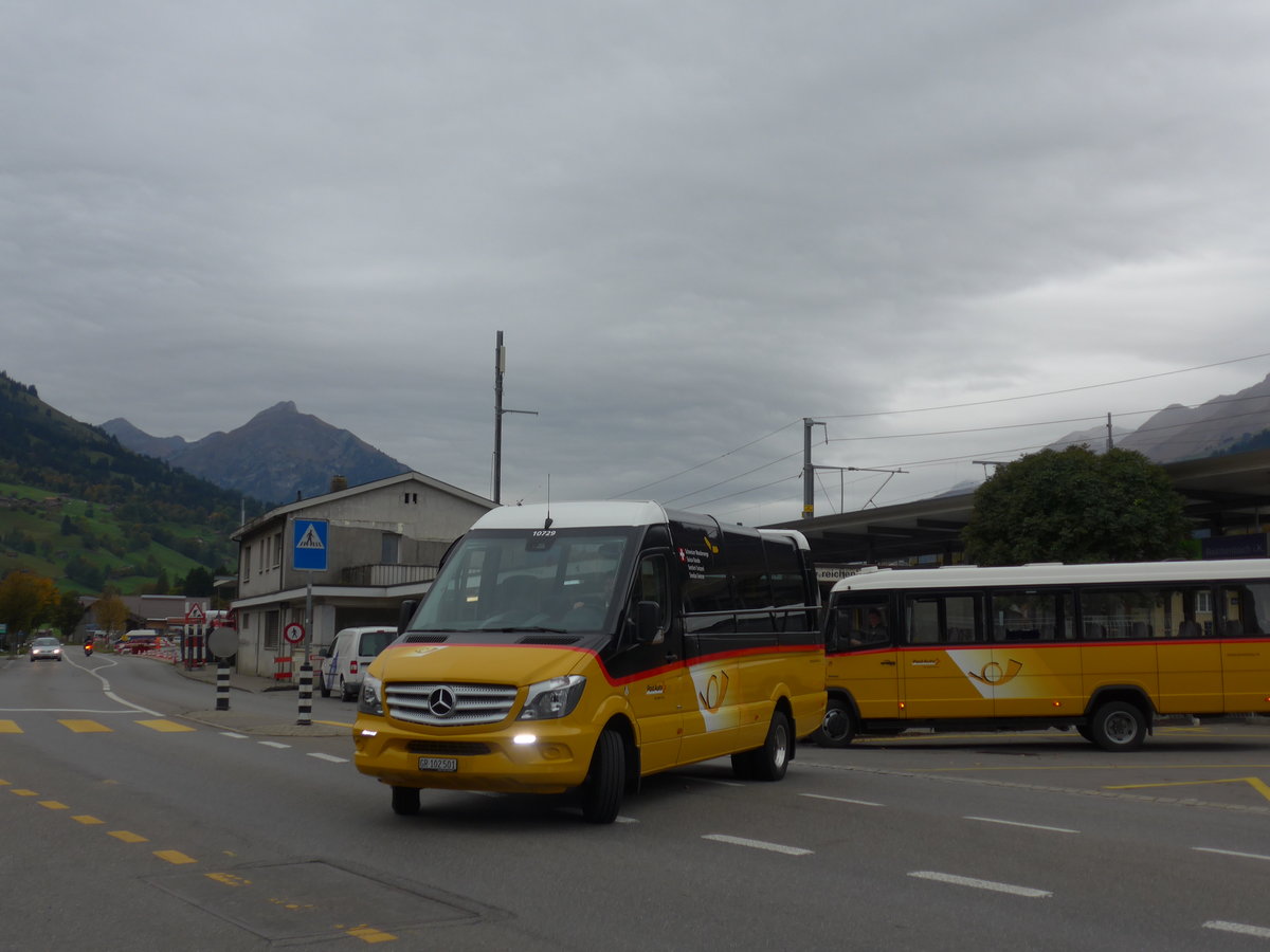 (185'750) - PostAuto Graubnden - GR 102'501 - Mercedes/Tomassini am 2. Oktober 2017 beim Bahnhof Reichenbach