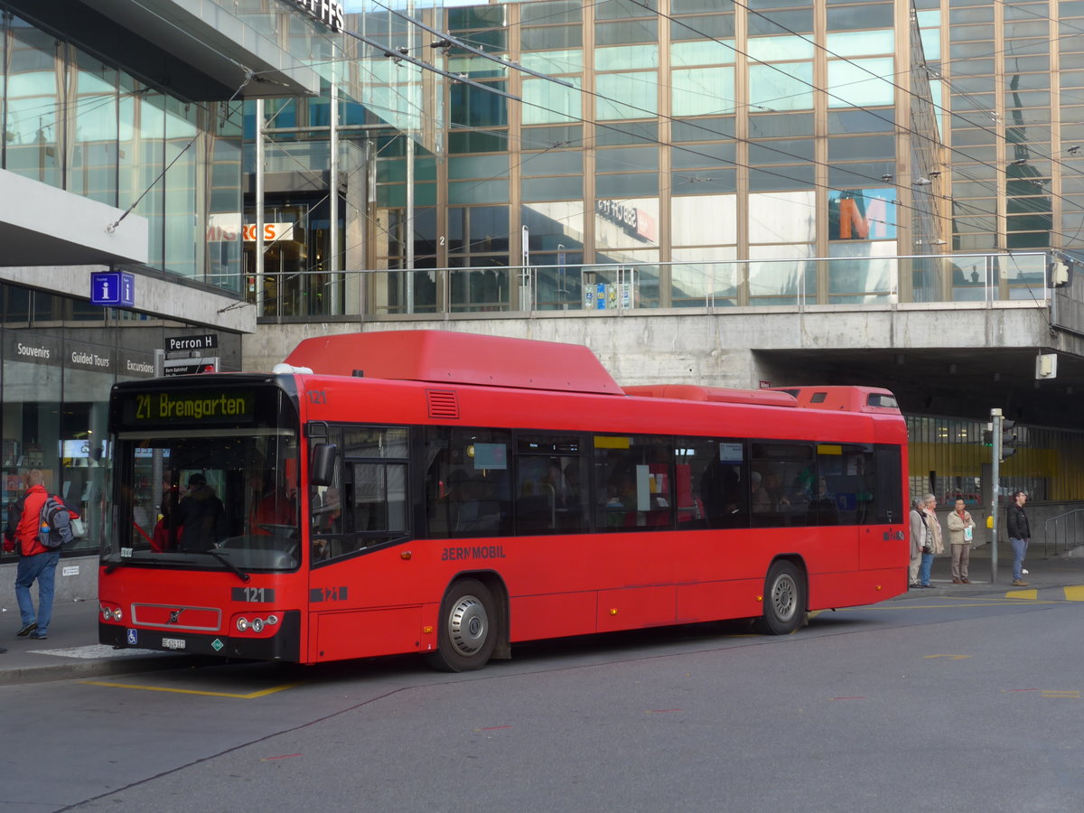 (185'992) - Bernmobil, Bern - Nr. 121/BE 624'121 - Volvo am 21. Oktober 2017 beim Bahnhof Bern